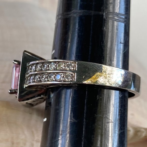 Striking HVE pink CZ and small CZ gems in sterling silver setting ring - Picture 4 of 12